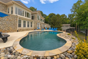 Whitetail Cove by AvantStay Lakefront w Pool Private Dock Sleeps 20
